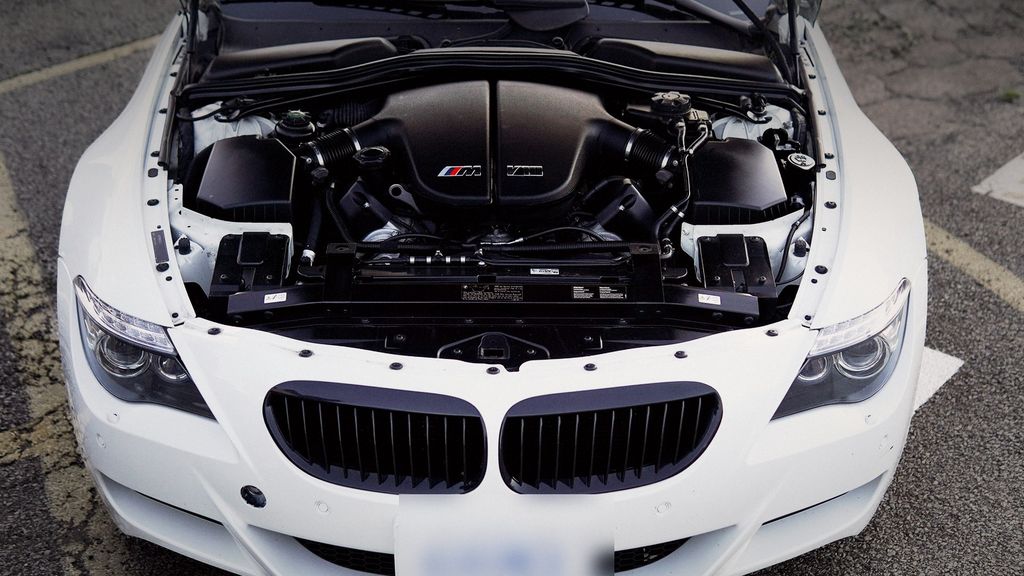 BMW M6 V10 engine bay with the hood up